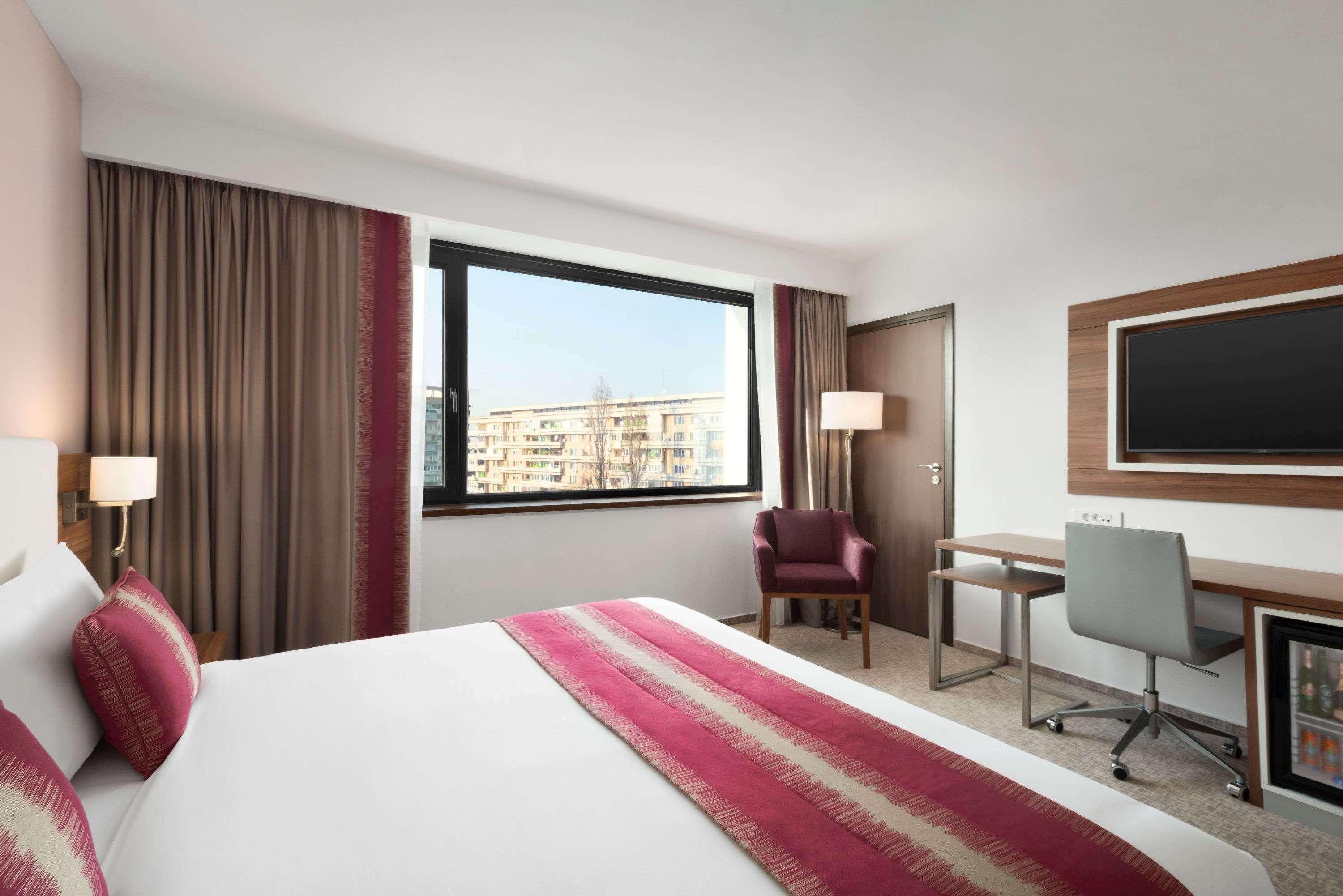 Ramada Plaza Craiova Hotel Bagian luar foto