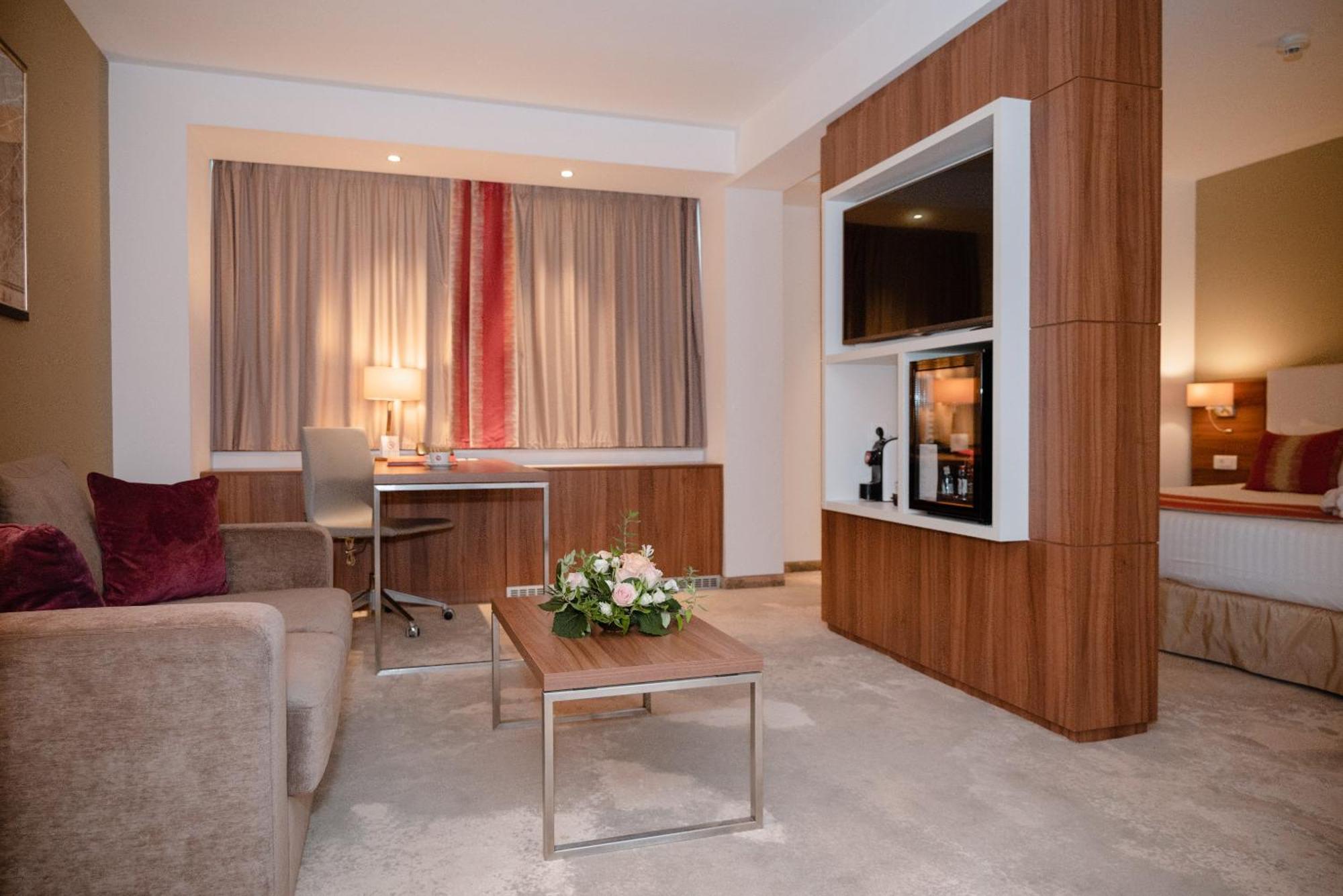 Ramada Plaza Craiova Hotel Bagian luar foto