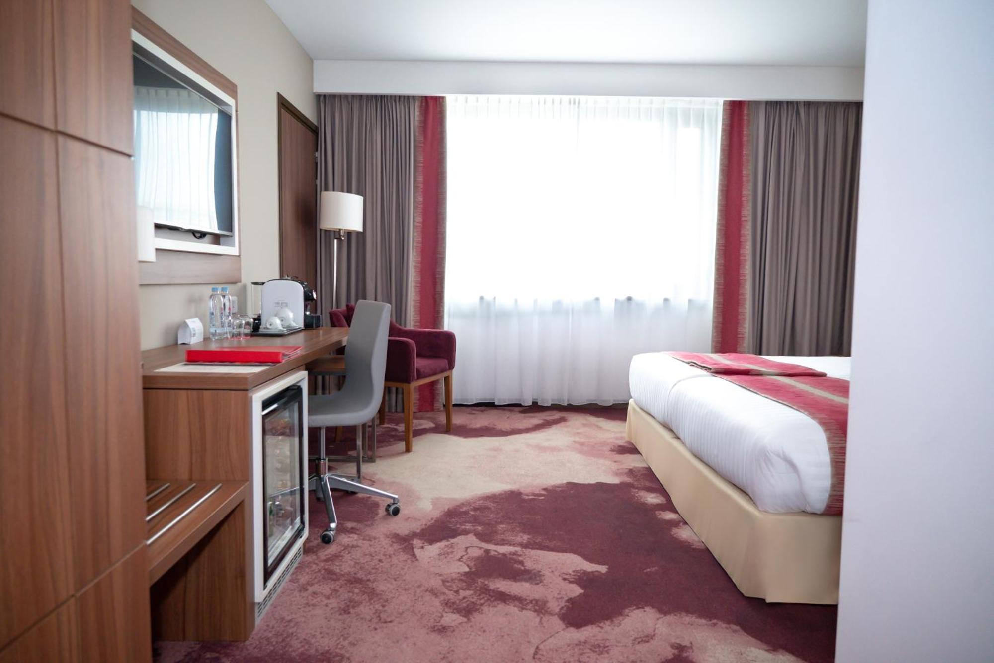 Ramada Plaza Craiova Hotel Bagian luar foto