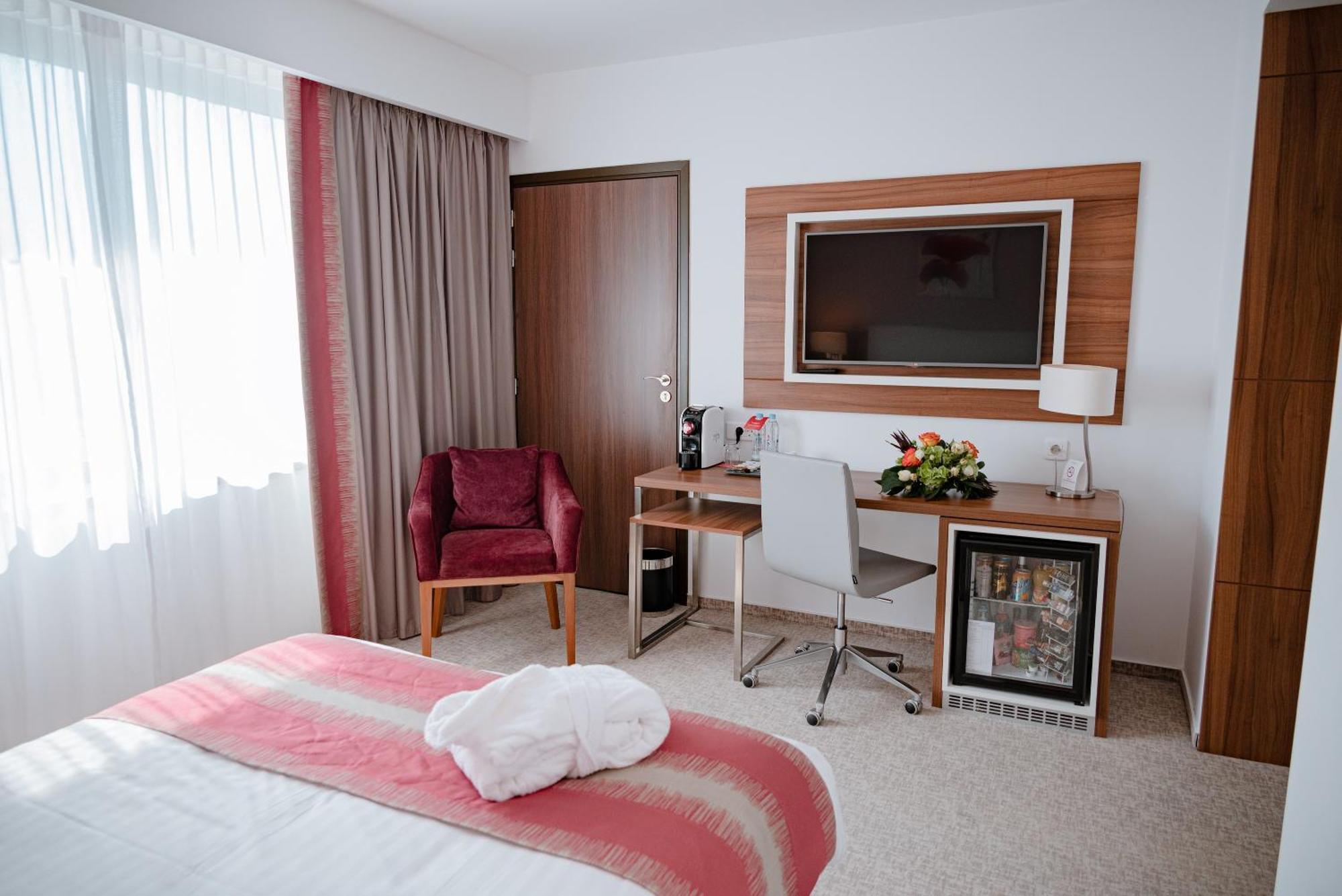 Ramada Plaza Craiova Hotel Bagian luar foto