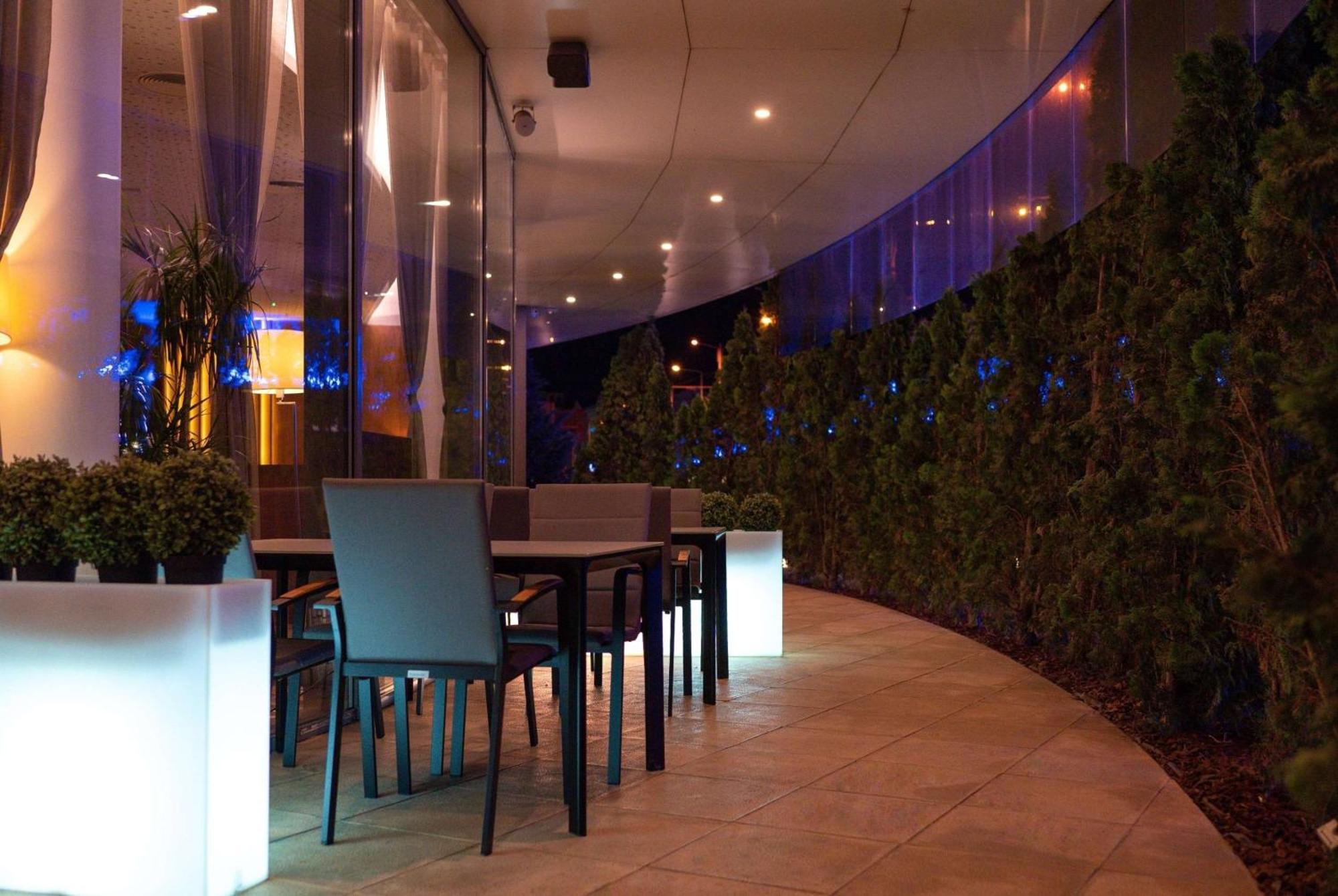 Ramada Plaza Craiova Hotel Bagian luar foto