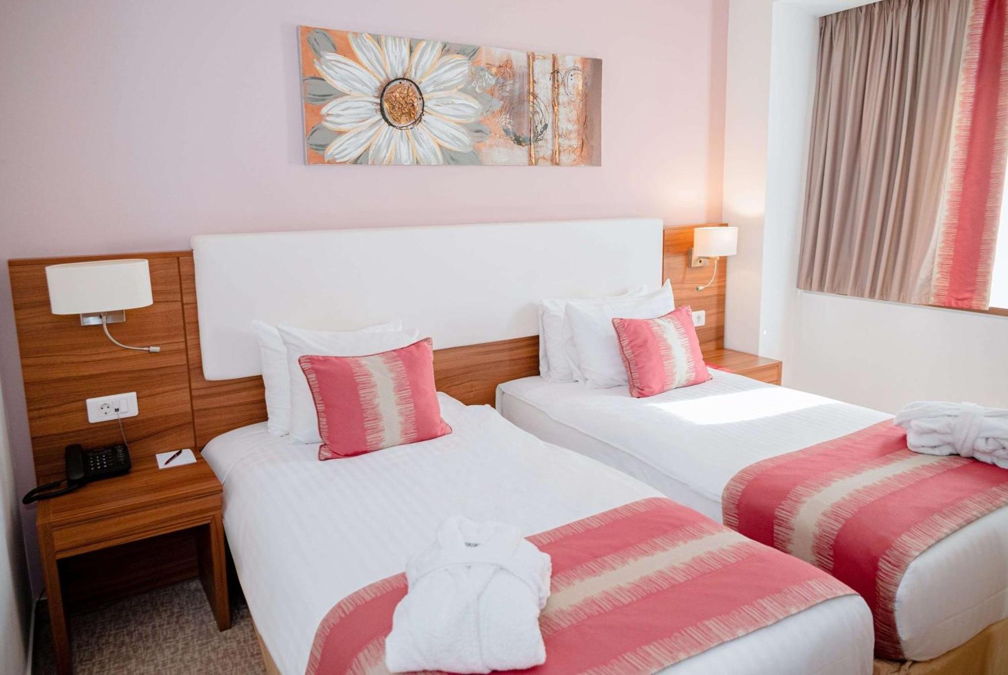 Ramada Plaza Craiova Hotel Bagian luar foto