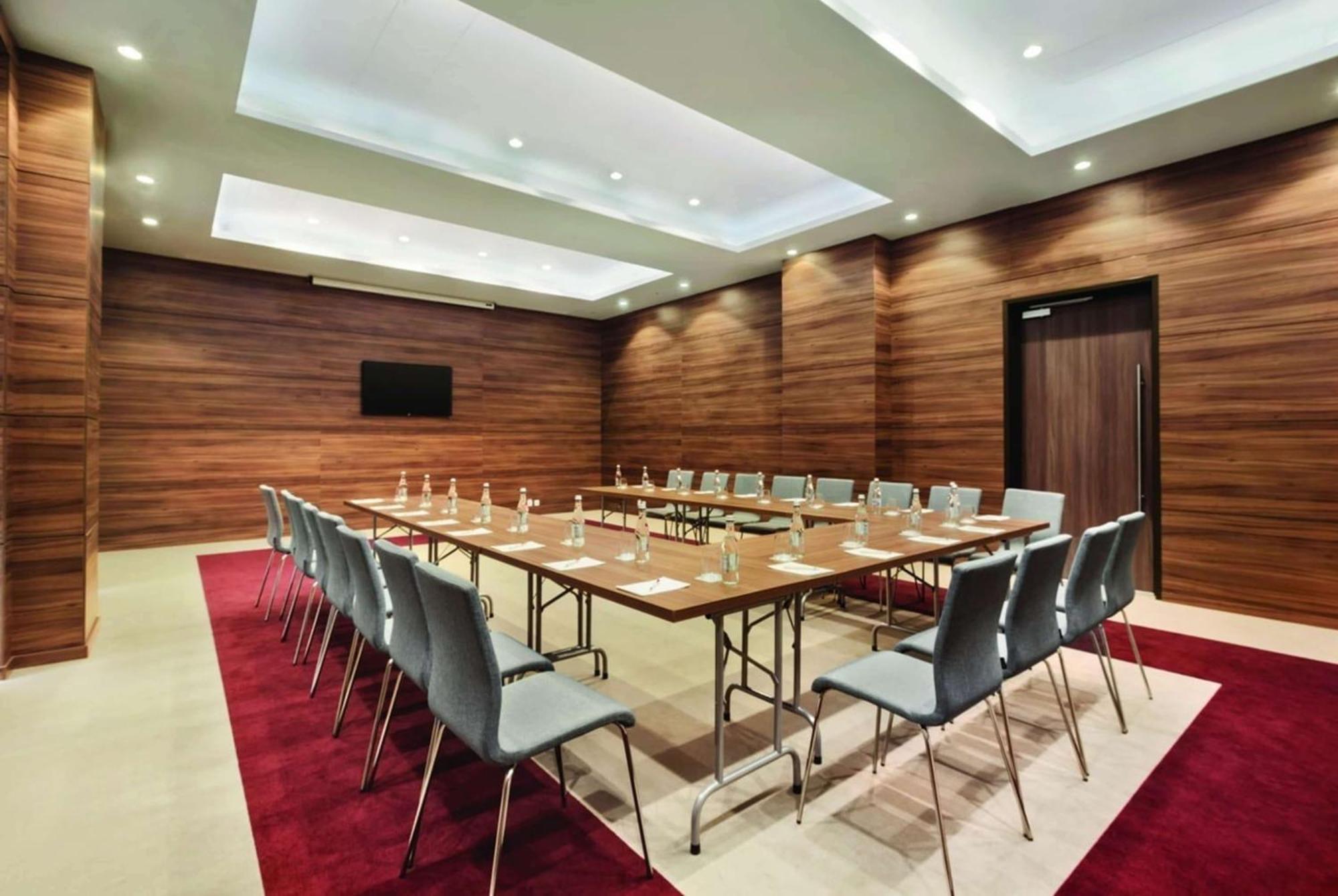Ramada Plaza Craiova Hotel Bagian luar foto