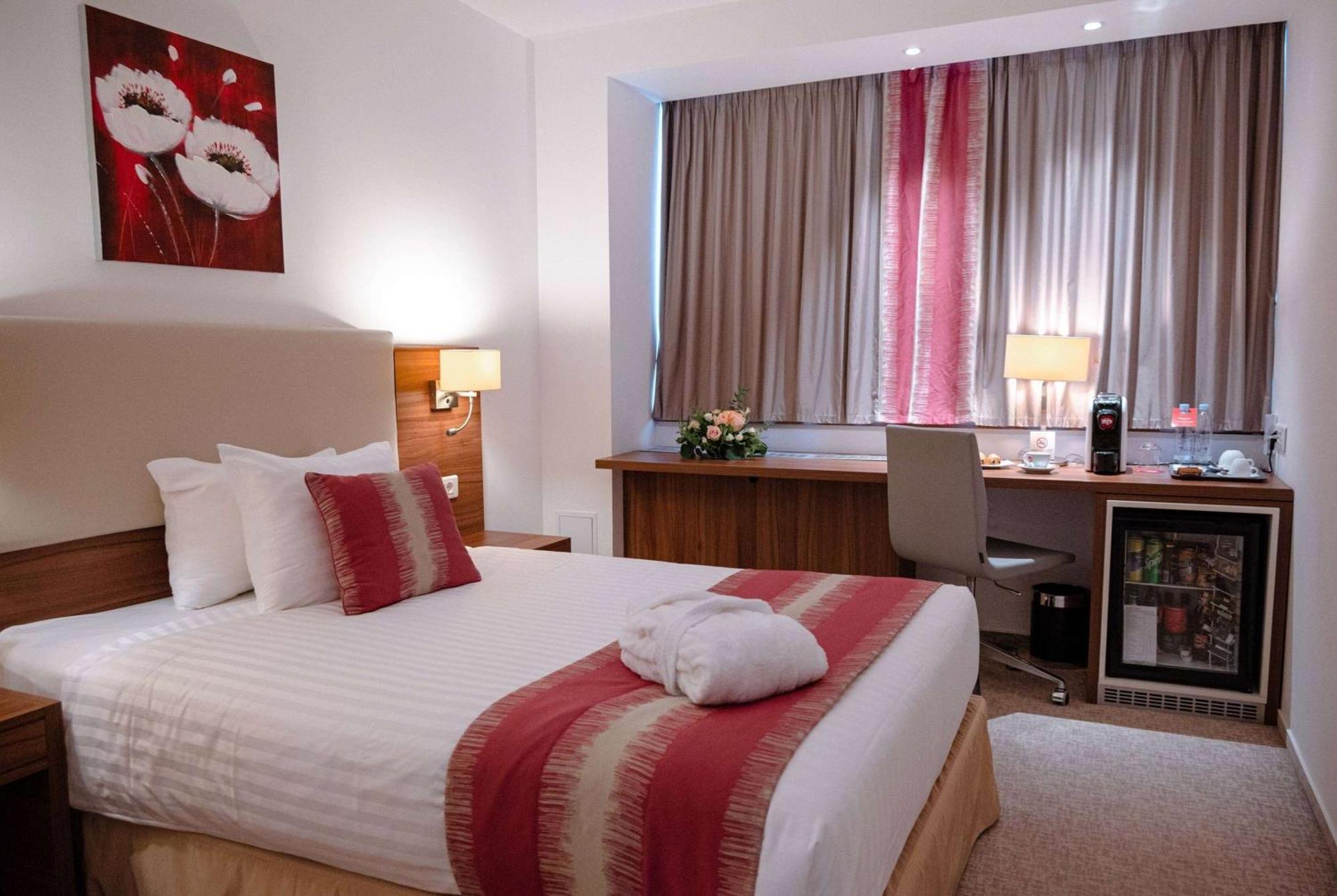 Ramada Plaza Craiova Hotel Bagian luar foto