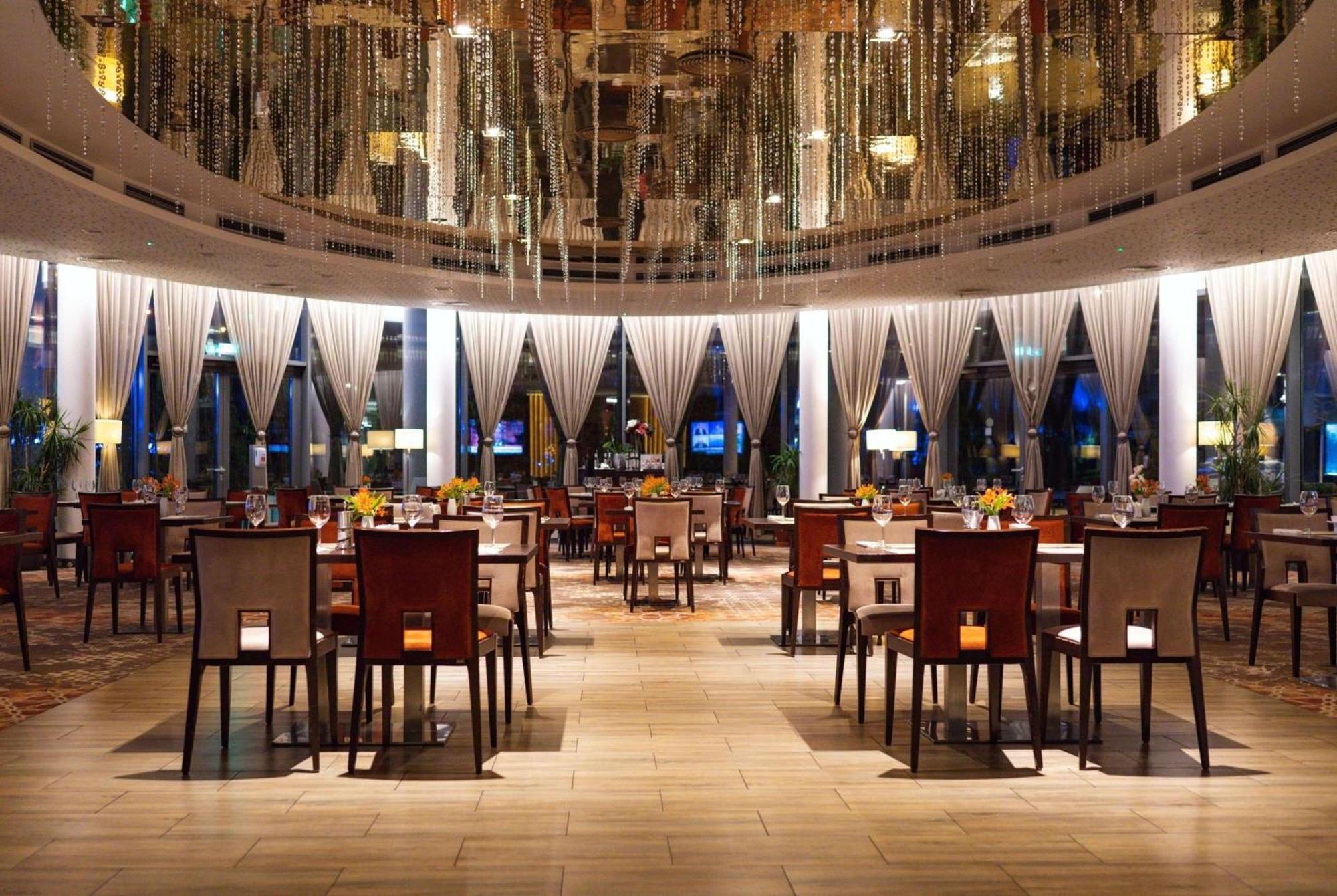Ramada Plaza Craiova Hotel Bagian luar foto
