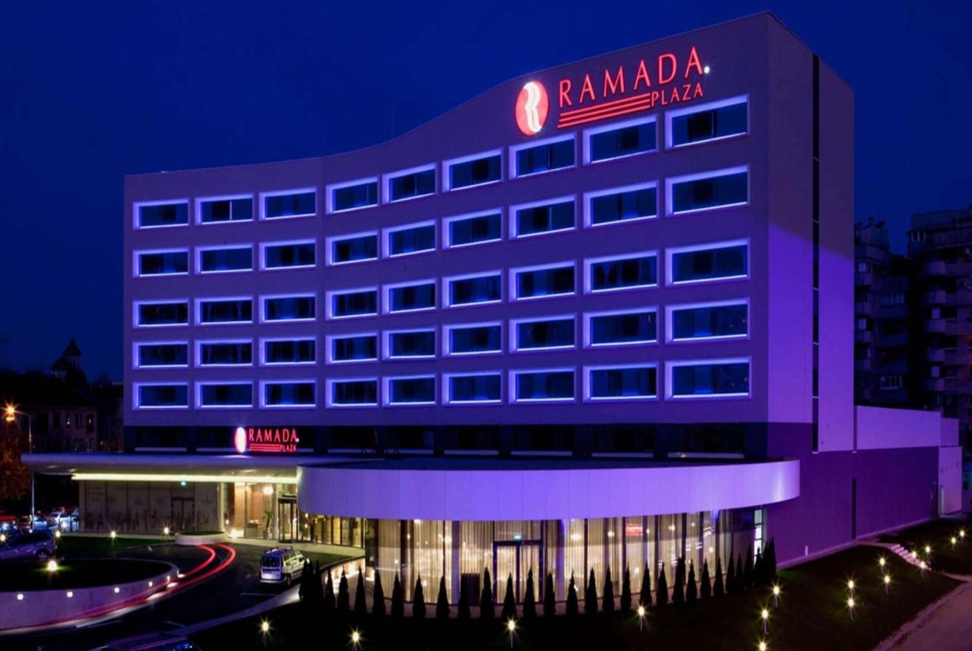 Ramada Plaza Craiova Hotel Bagian luar foto