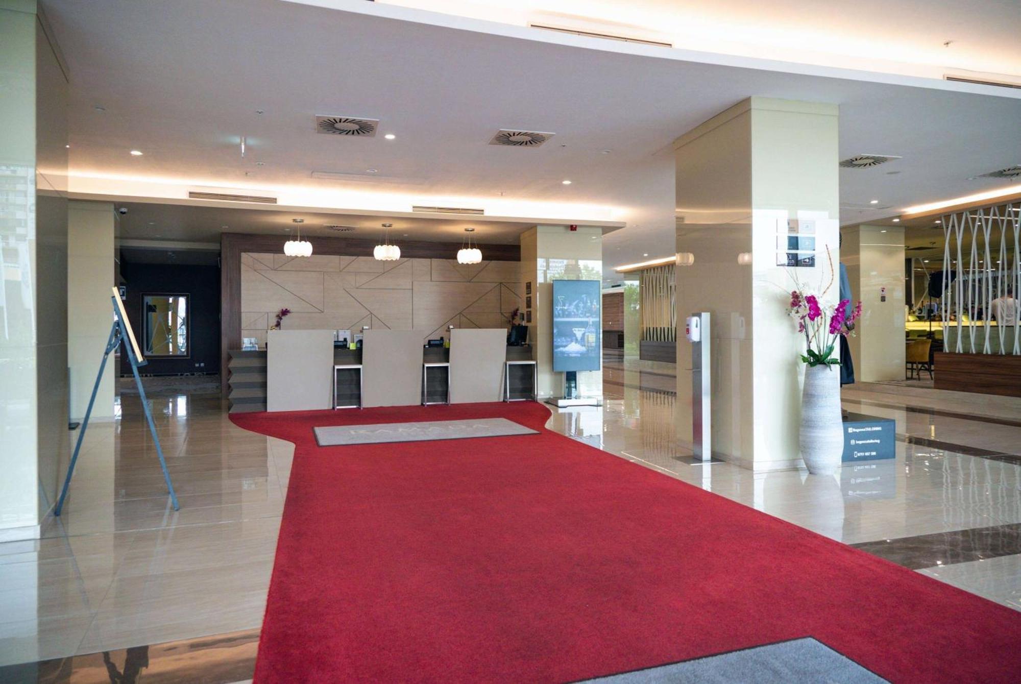 Ramada Plaza Craiova Hotel Bagian luar foto
