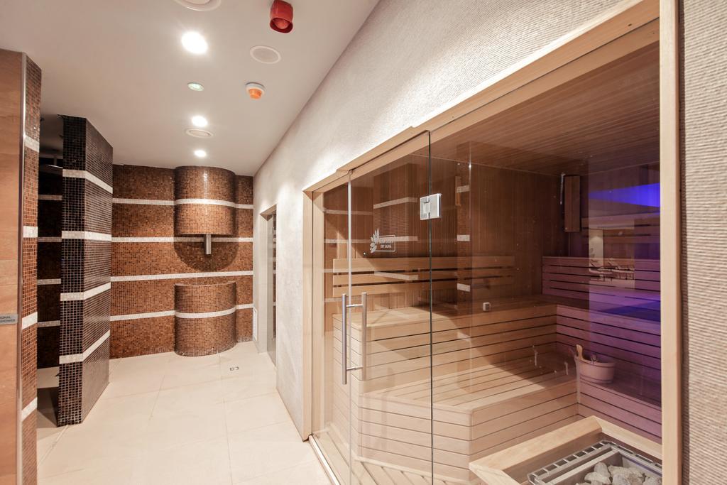 Ramada Plaza Craiova Hotel Bagian luar foto