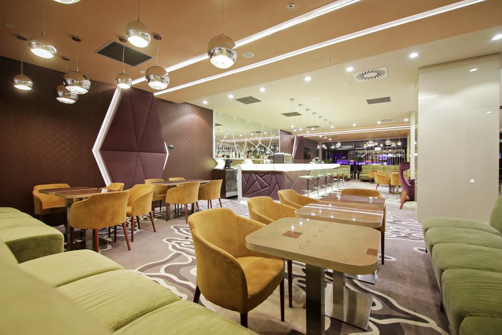 Ramada Plaza Craiova Hotel Bagian luar foto